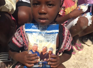 Haiti Reisverteilung Kind