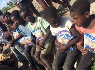Haiti Kinder mit Reis