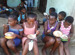 Suedafrika Kinder leiden an Nahrungsmangel