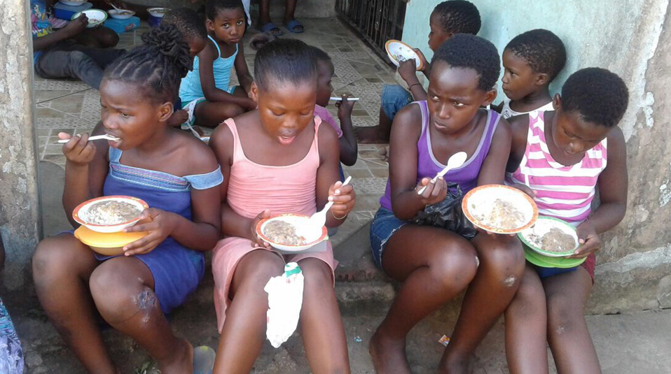 Suedafrika Kinder erhalten etwas zu Essen