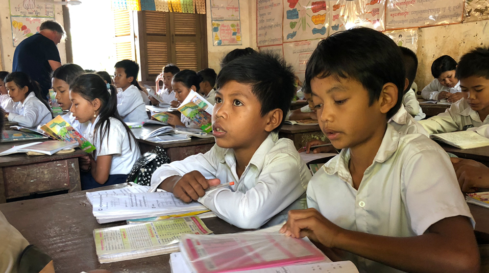 Kambodscha Kinder gehen zur Schule CHF-Hoffnung fuer Kinder unterstuetzt.